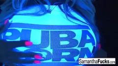 Afspelen Samantha Saint's Black Light Solo - Pussy, borsten en grote tieten blootgesteld